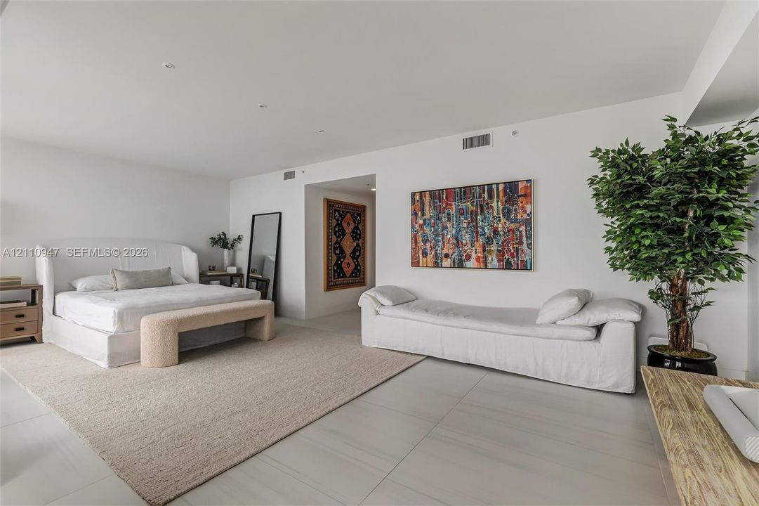 Spacious room featuring neutral tile flooring, smooth ceilings, and recessed lighting