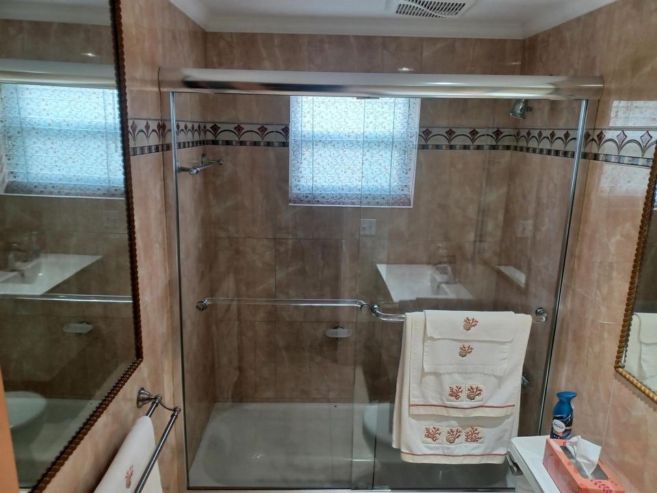 bathroom 2 tub