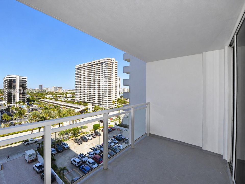 For Sale: $375,000 (1 beds, 1 baths, 896 Square Feet)