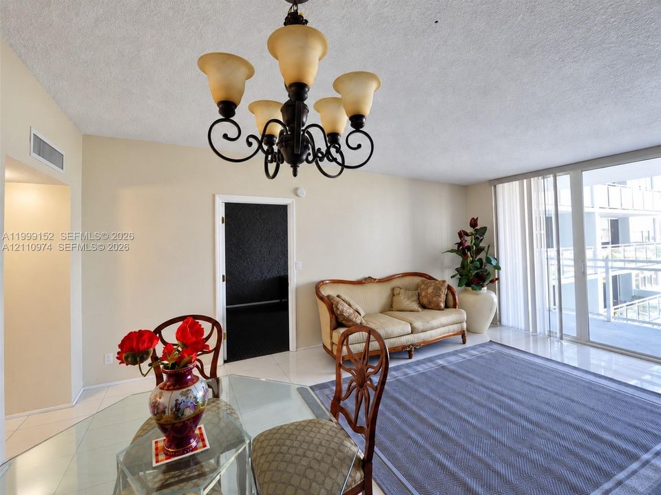 For Sale: $375,000 (1 beds, 1 baths, 896 Square Feet)