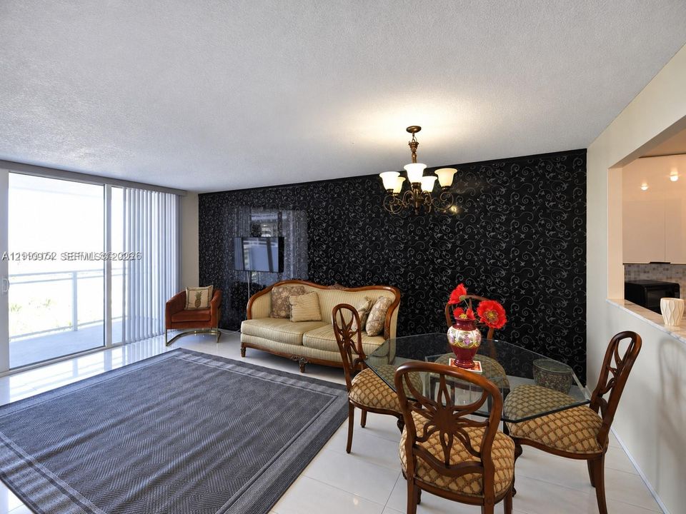 For Sale: $375,000 (1 beds, 1 baths, 896 Square Feet)