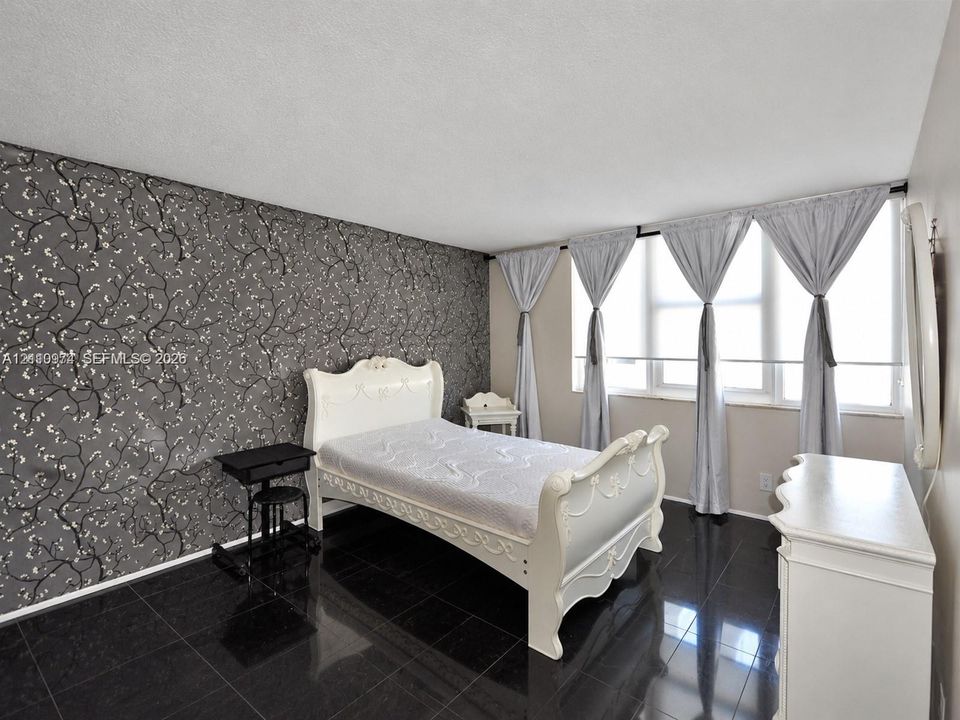 For Sale: $375,000 (1 beds, 1 baths, 896 Square Feet)