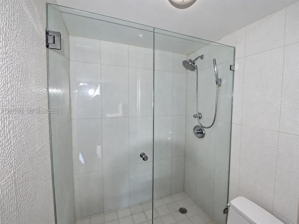 For Sale: $375,000 (1 beds, 1 baths, 896 Square Feet)