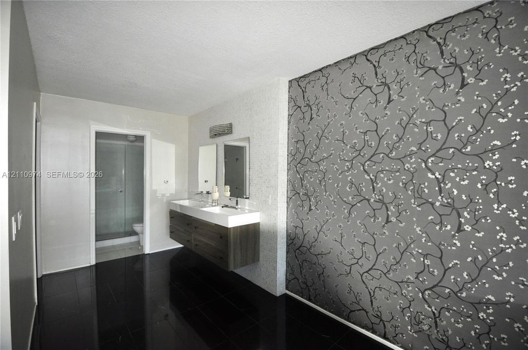 For Sale: $375,000 (1 beds, 1 baths, 896 Square Feet)
