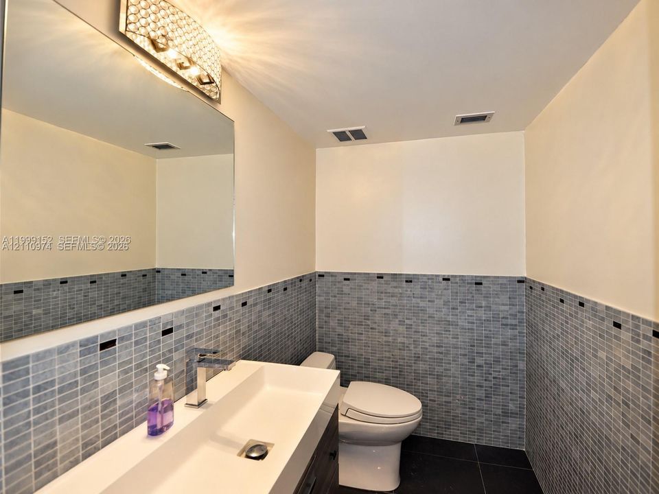 For Sale: $375,000 (1 beds, 1 baths, 896 Square Feet)