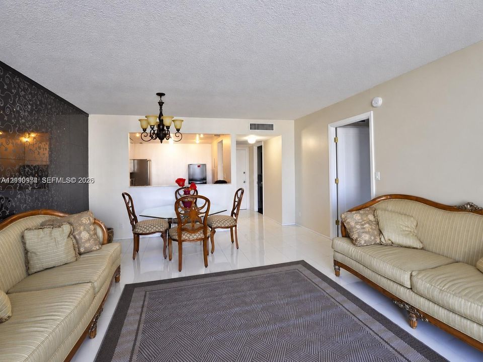 For Sale: $375,000 (1 beds, 1 baths, 896 Square Feet)