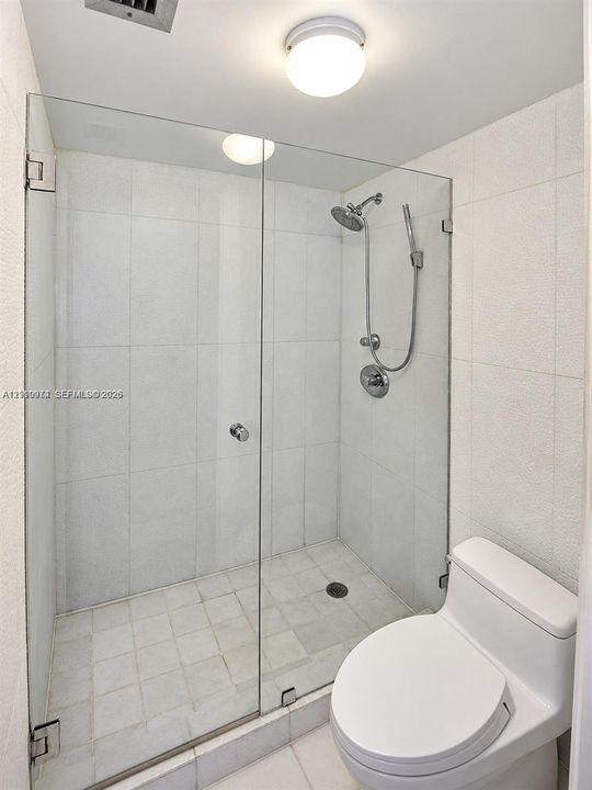 For Sale: $375,000 (1 beds, 1 baths, 896 Square Feet)
