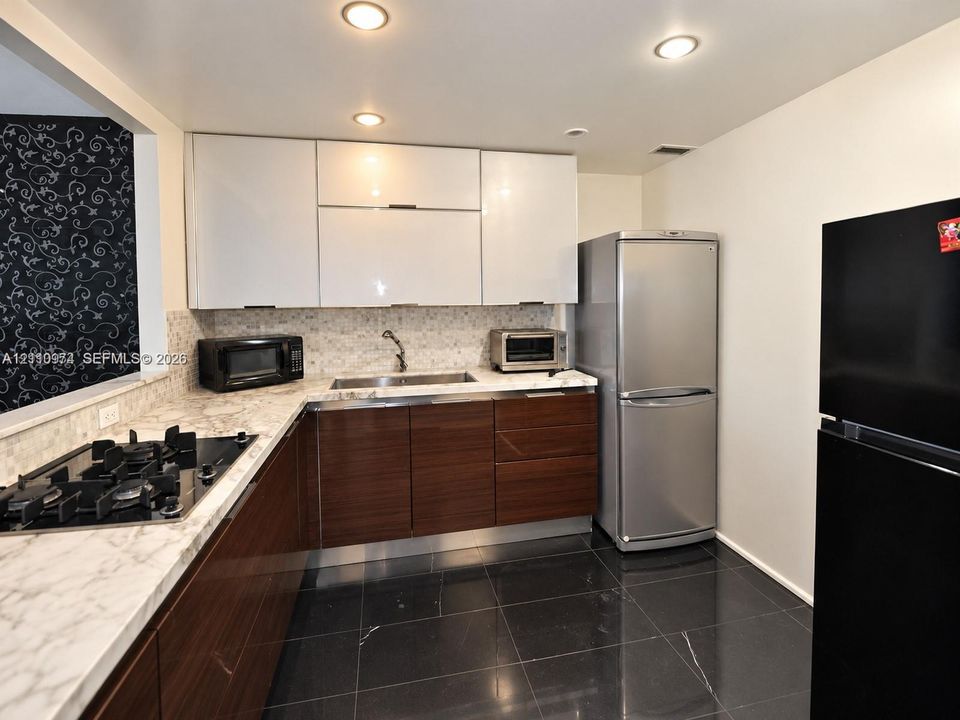 For Sale: $375,000 (1 beds, 1 baths, 896 Square Feet)