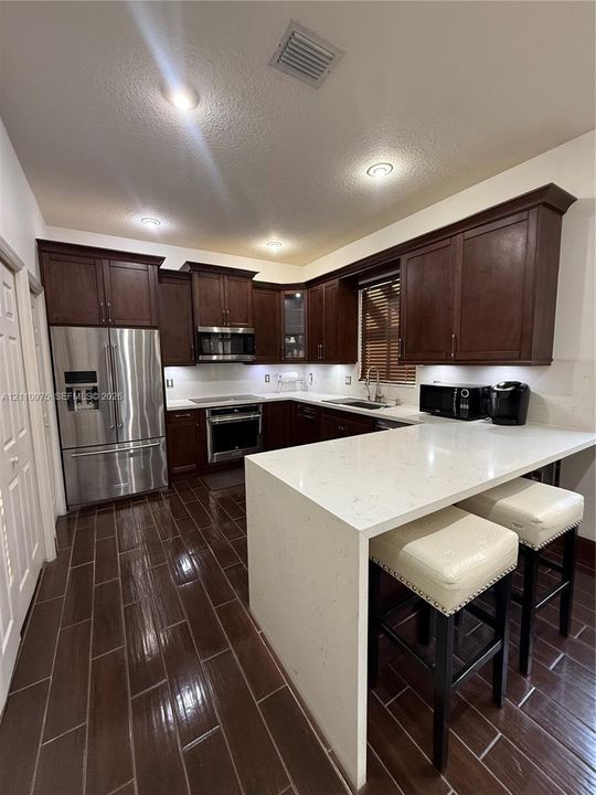 En Venta: $715,000 (4 camas, 2 baños, 2428 Pies cuadrados)