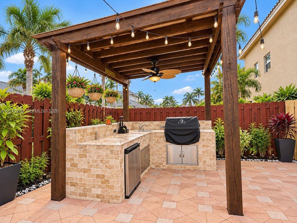 En Venta: $715,000 (4 camas, 2 baños, 2428 Pies cuadrados)