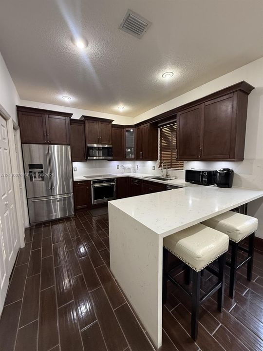 En Venta: $715,000 (4 camas, 2 baños, 2428 Pies cuadrados)