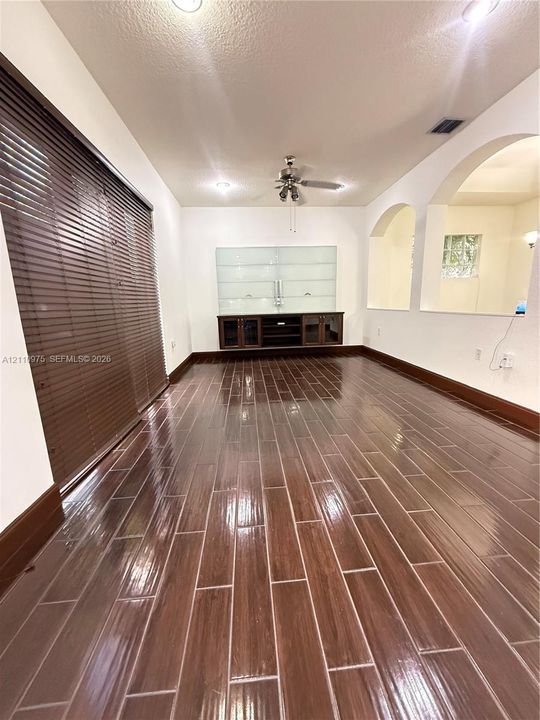 En Venta: $715,000 (4 camas, 2 baños, 2428 Pies cuadrados)