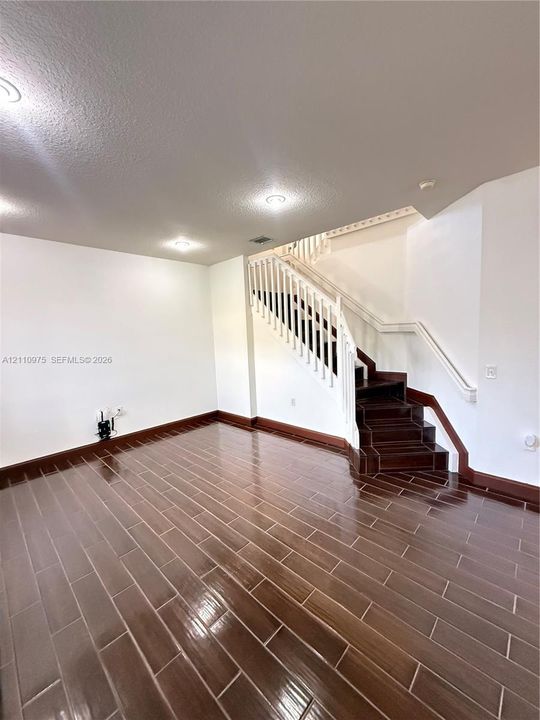 En Venta: $715,000 (4 camas, 2 baños, 2428 Pies cuadrados)