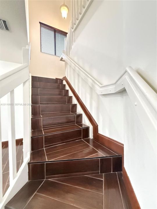 En Venta: $715,000 (4 camas, 2 baños, 2428 Pies cuadrados)