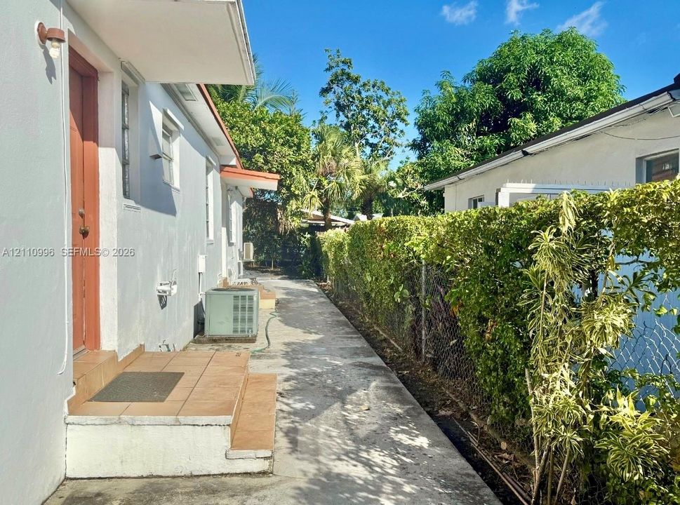 For Rent: $1,200 (0 beds, 1 baths, 967 Square Feet)