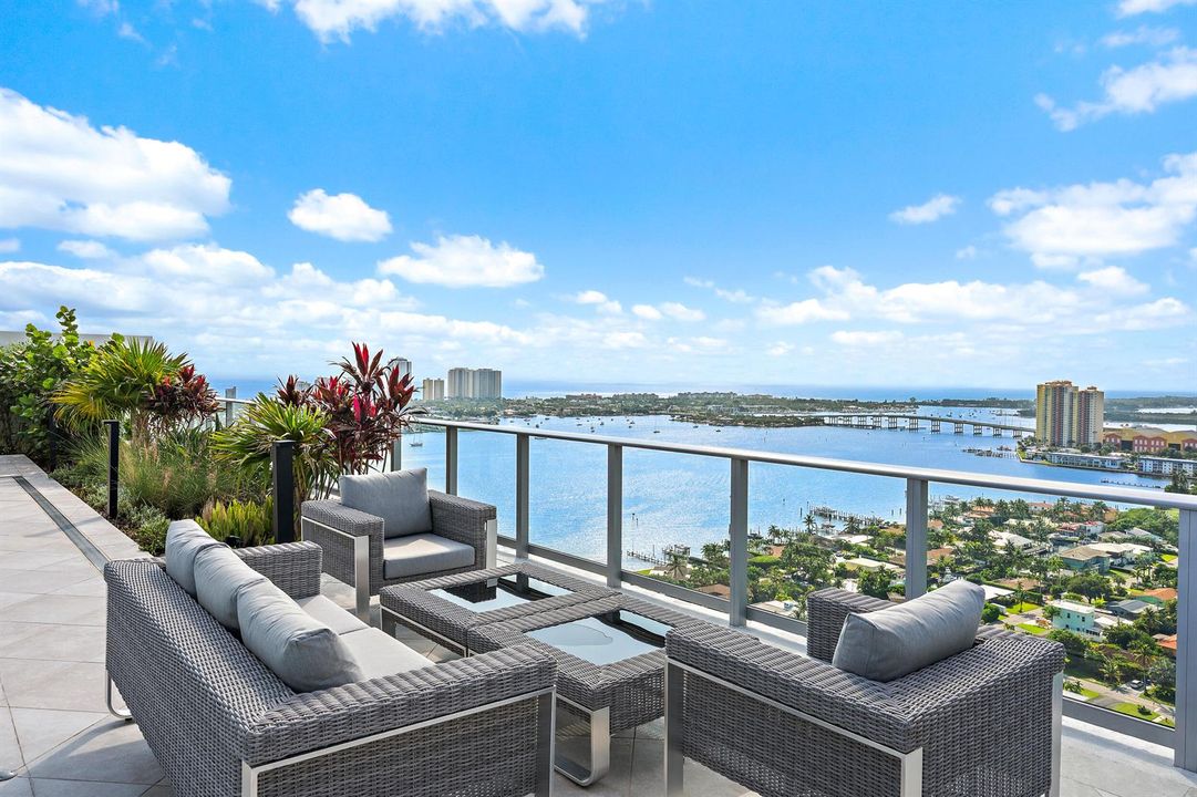 Rooftop Pool - Sun Deck