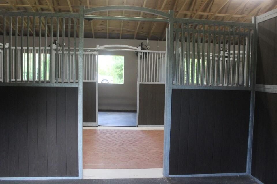14407 Halter stall inside