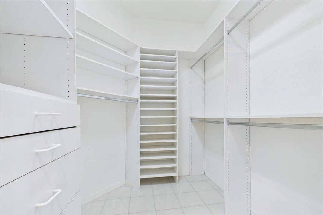 26-Walk In Closet