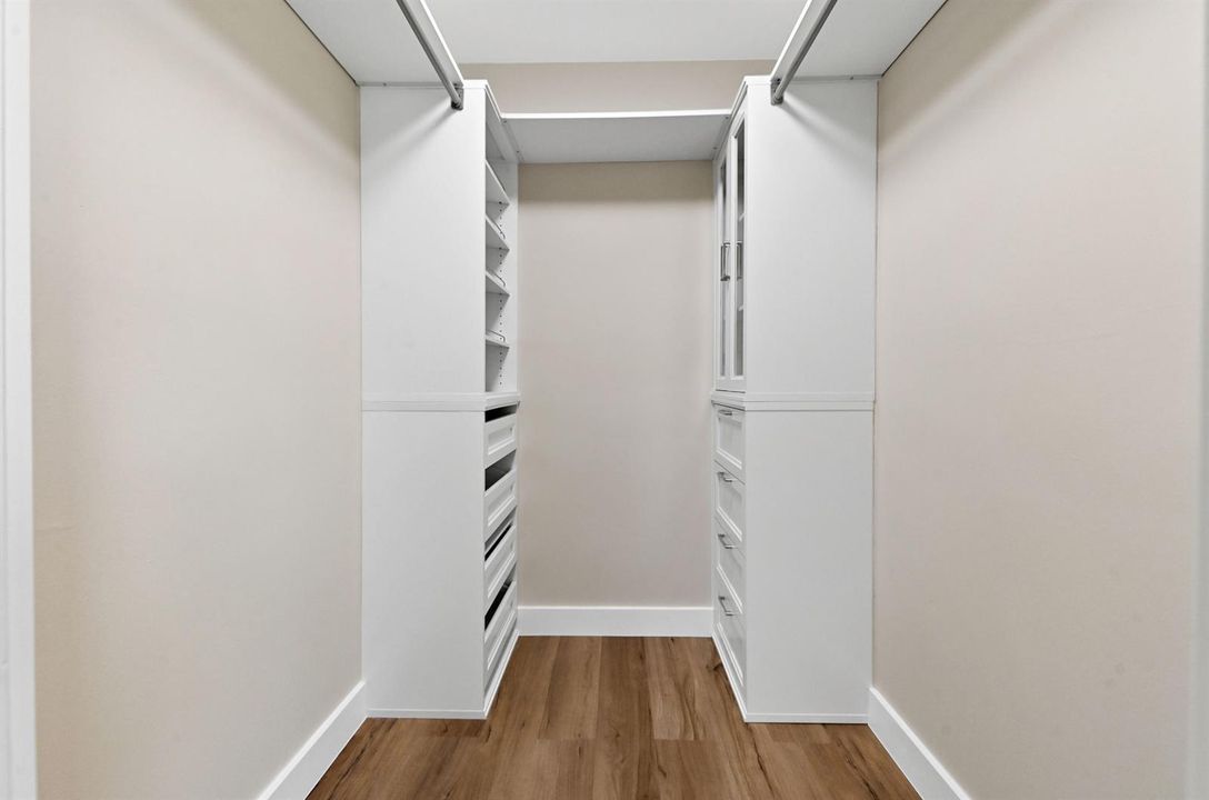 21 Closet 01