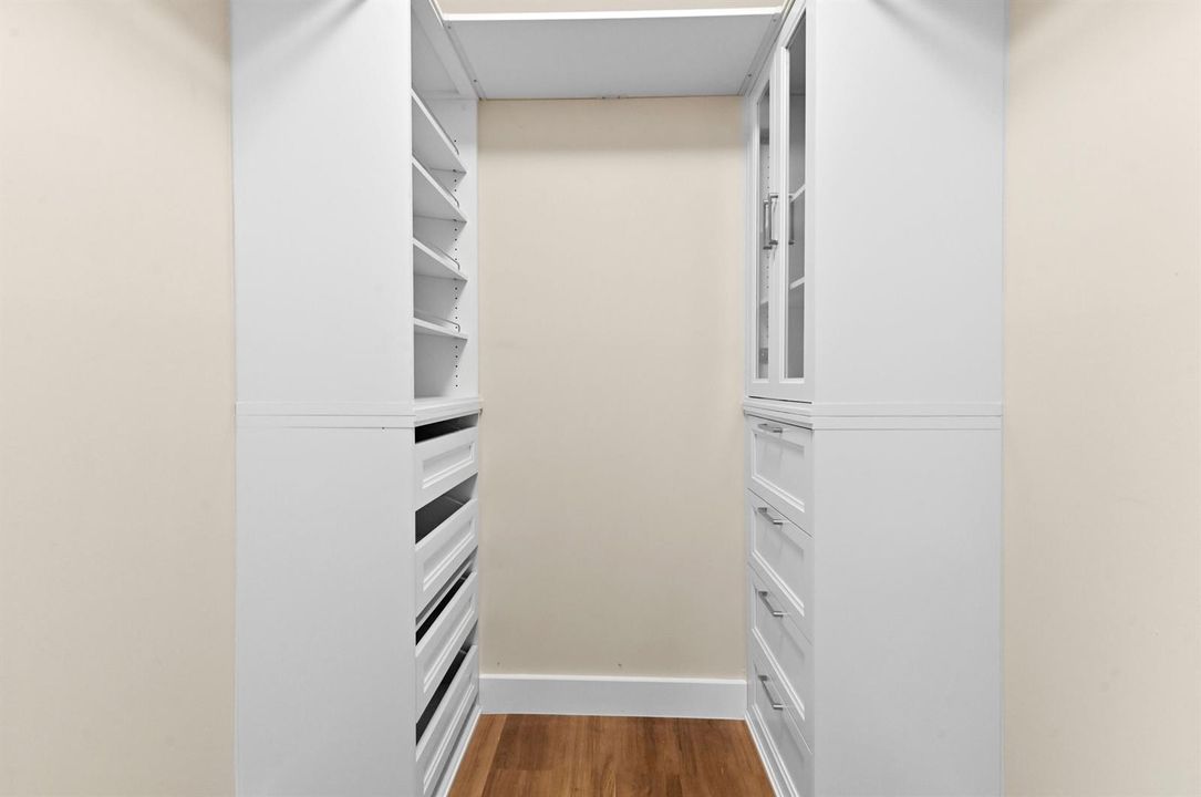 29 Closet 01