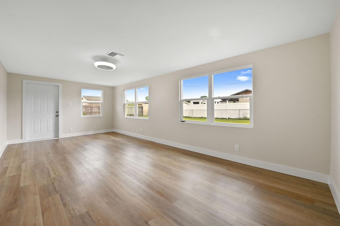08 family room 01
