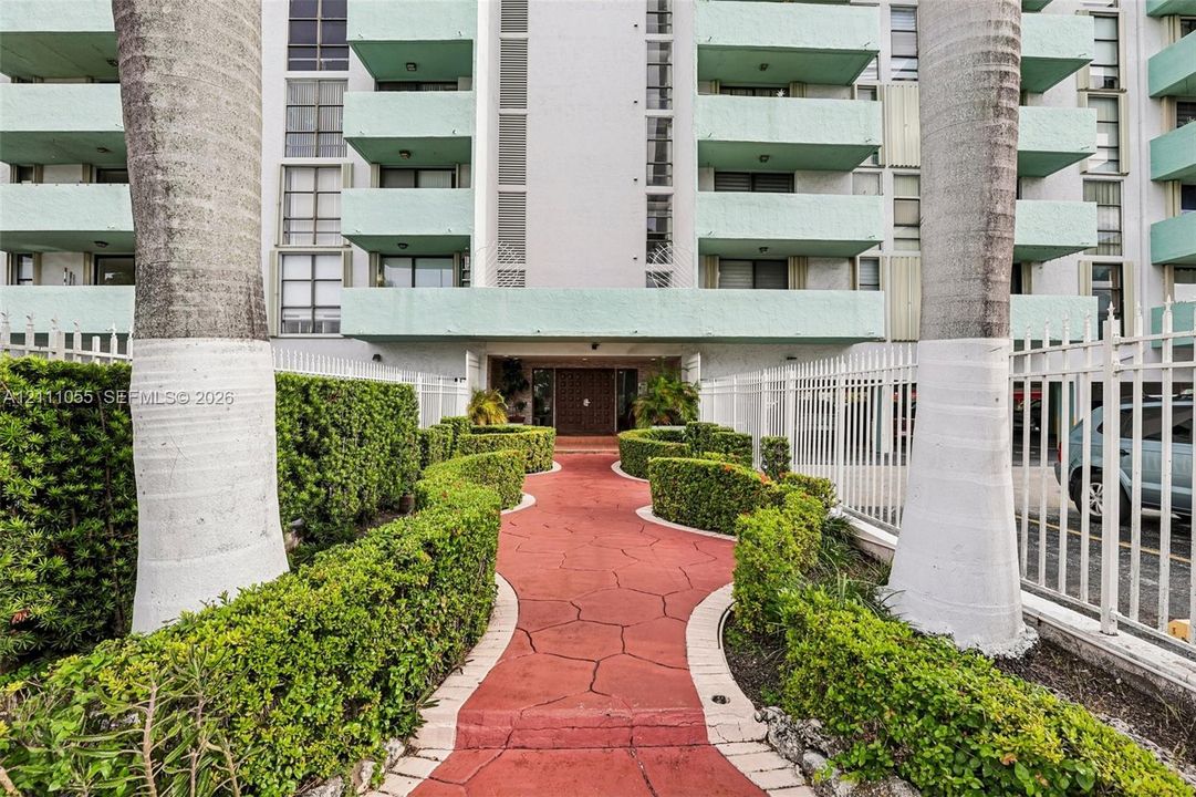 For Rent: $1,950 (1 beds, 1 baths, 712 Square Feet)