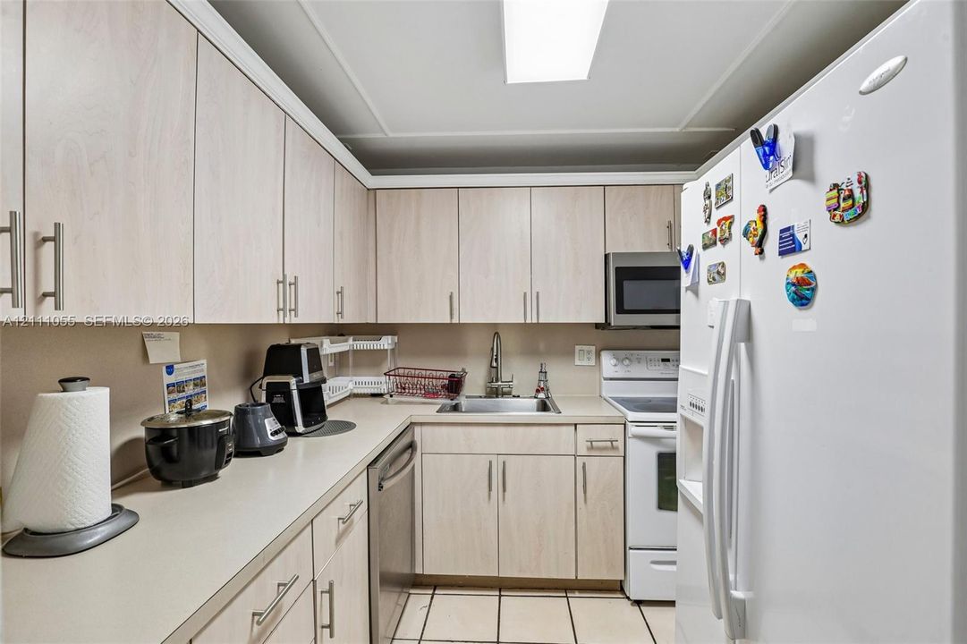 For Rent: $1,950 (1 beds, 1 baths, 712 Square Feet)