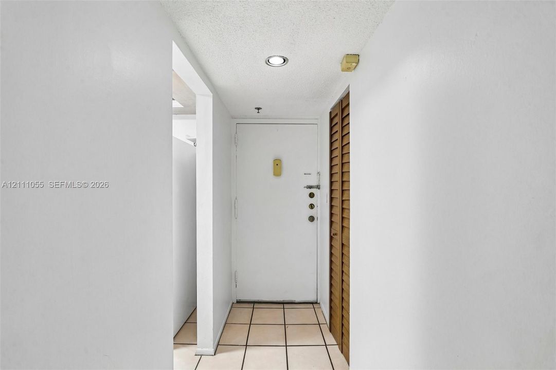 For Rent: $1,950 (1 beds, 1 baths, 712 Square Feet)