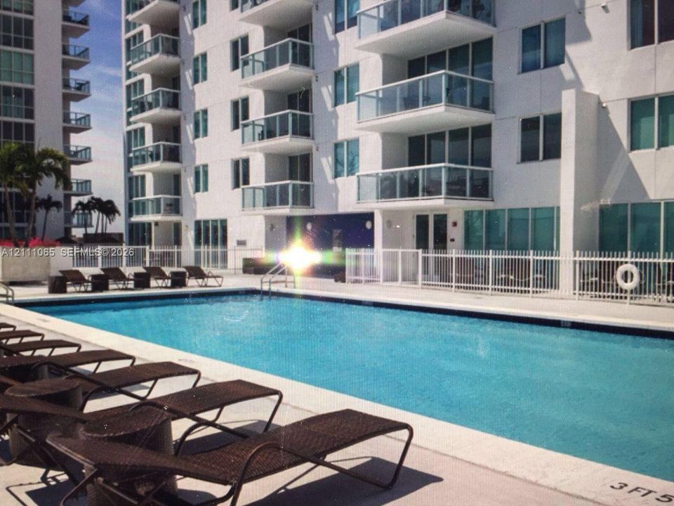 For Rent: $2,400 (1 beds, 1 baths, 637 Square Feet)