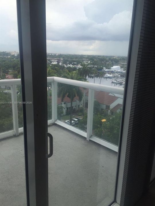 For Rent: $2,400 (1 beds, 1 baths, 637 Square Feet)