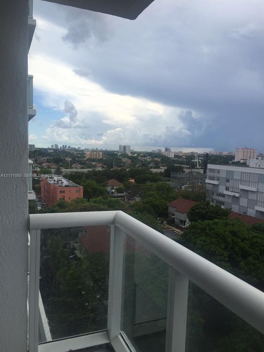 For Rent: $2,400 (1 beds, 1 baths, 637 Square Feet)