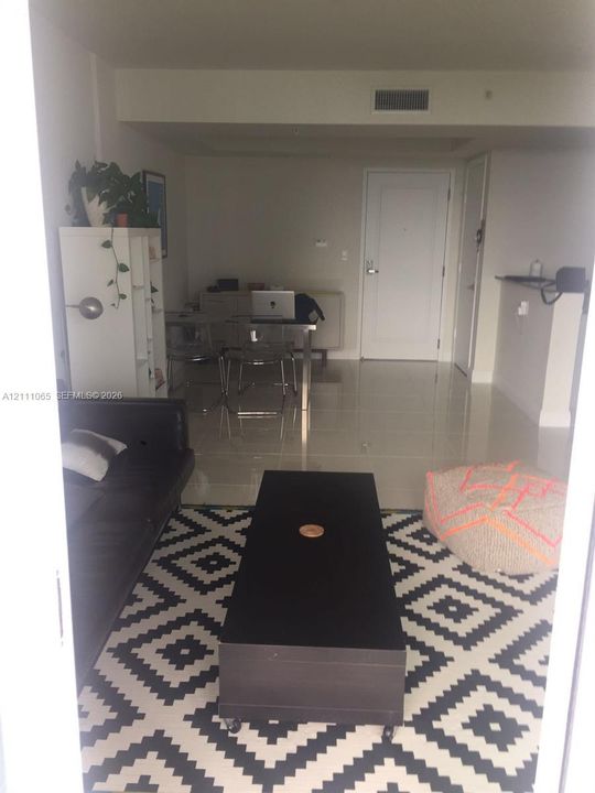 For Rent: $2,400 (1 beds, 1 baths, 637 Square Feet)
