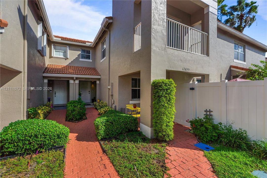 For Rent: $2,800 (2 beds, 2 baths, 1302 Square Feet)
