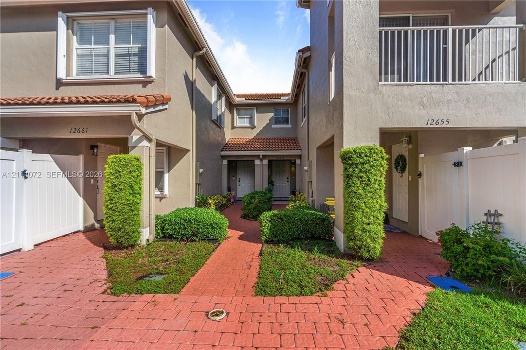 For Rent: $2,800 (2 beds, 2 baths, 1302 Square Feet)