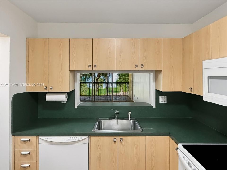 For Sale: $216,500 (1 beds, 1 baths, 787 Square Feet)