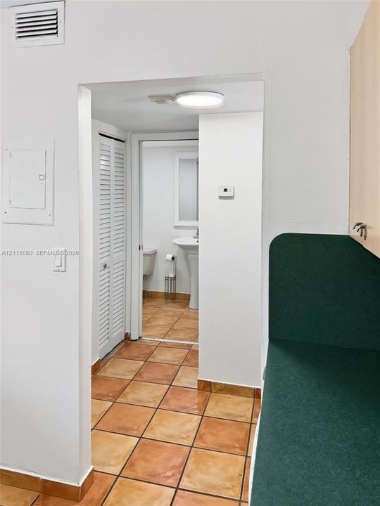 For Sale: $216,500 (1 beds, 1 baths, 787 Square Feet)