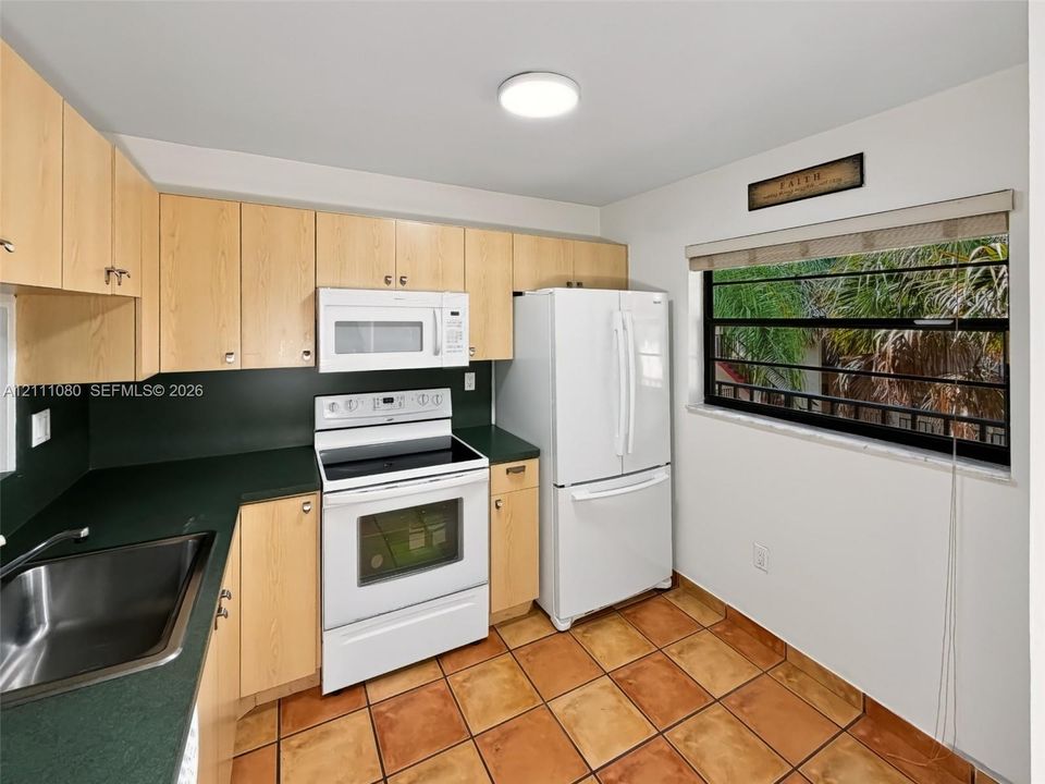 For Sale: $216,500 (1 beds, 1 baths, 787 Square Feet)