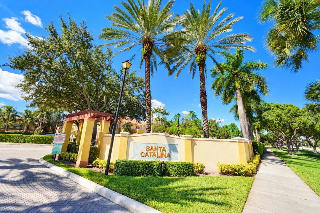 Sunny Santa Catalina Community Entrance
