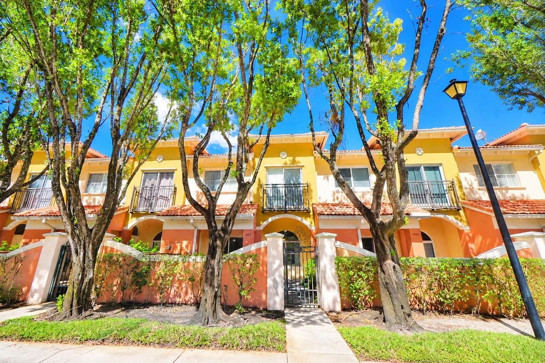 Sunny Mediterranean Townhouses Under Tre