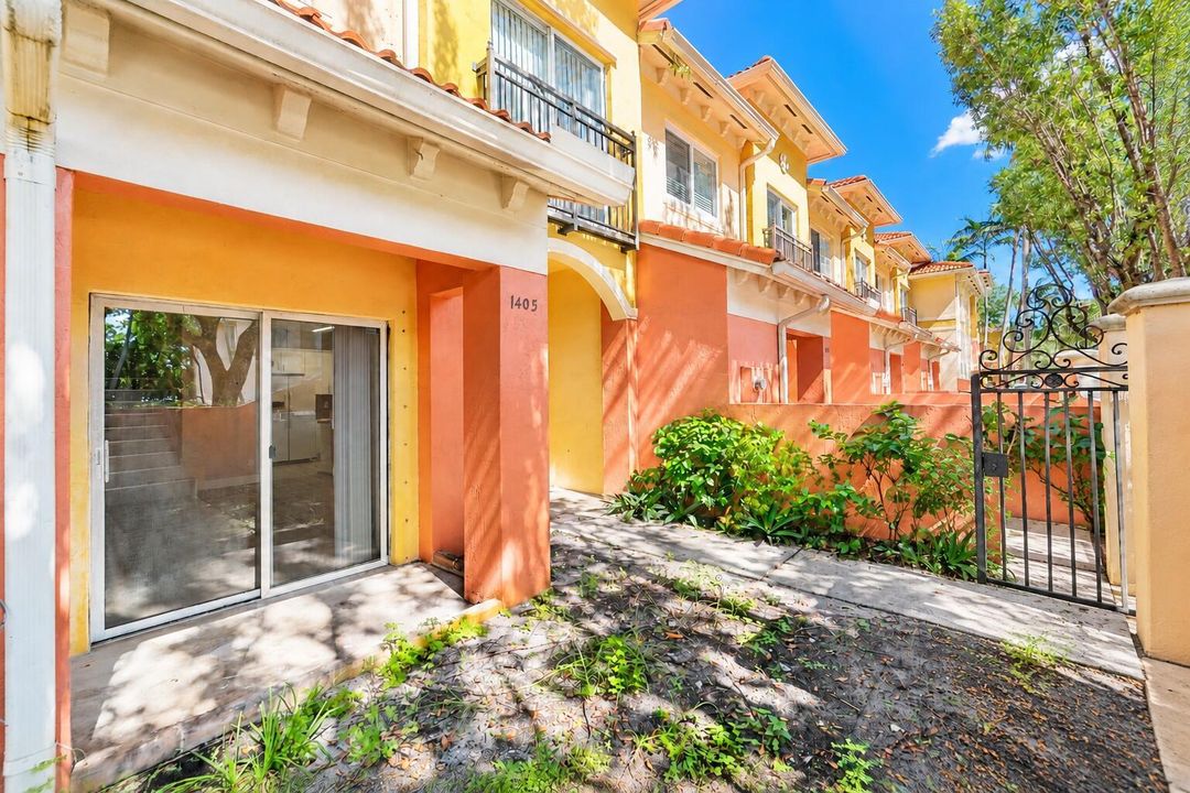 Sunny Tropical Townhouse Courtyard Entra