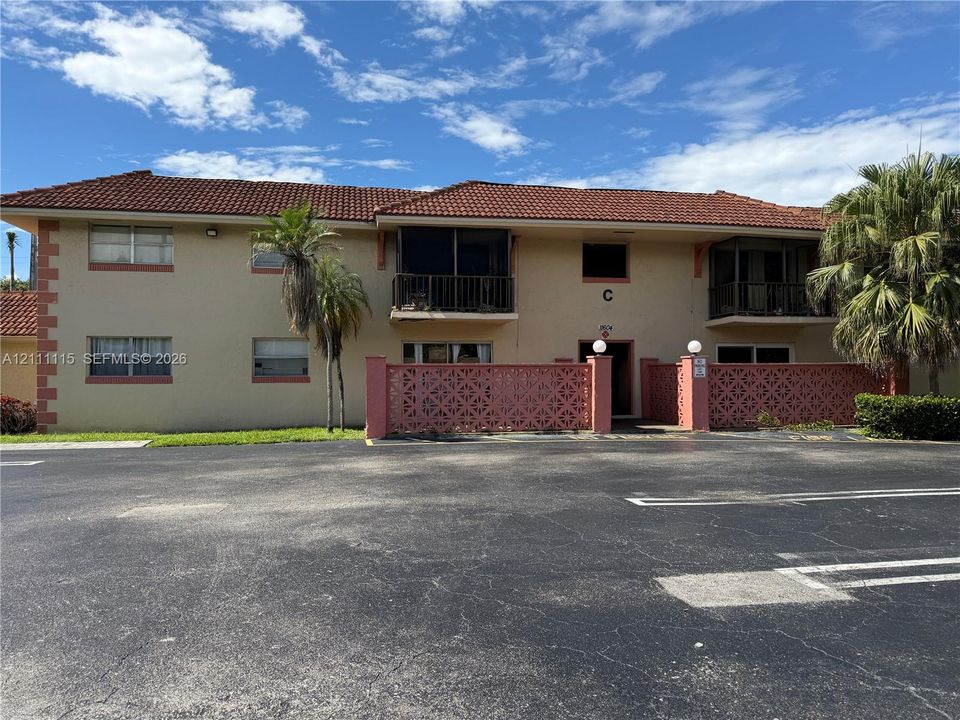 For Rent: $2,200 (2 beds, 1 baths, 1100 Square Feet)