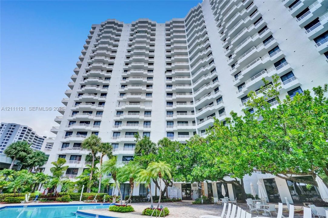 For Sale: $649,000 (2 beds, 2 baths, 1181 Square Feet)