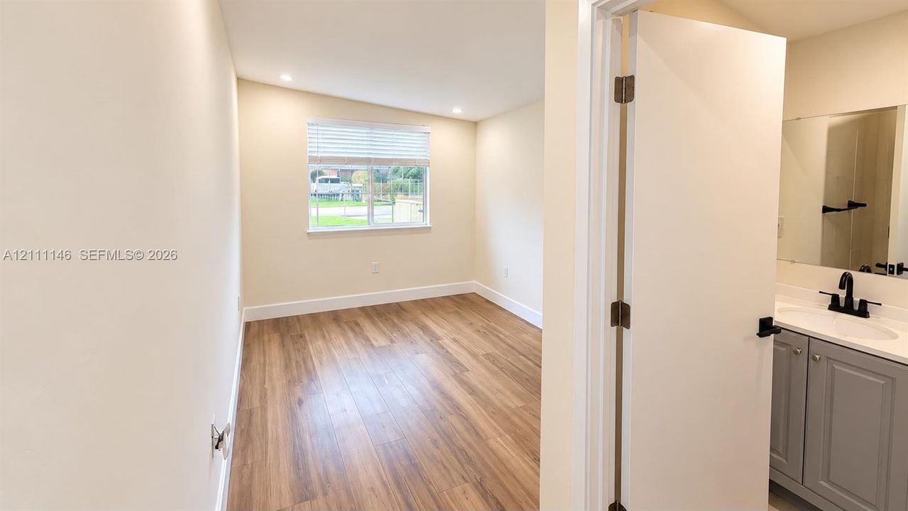 For Rent: $2,800 (2 beds, 1 baths, 956 Square Feet)