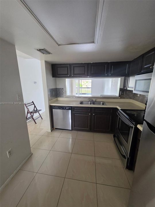For Rent: $2,300 (2 beds, 2 baths, 978 Square Feet)
