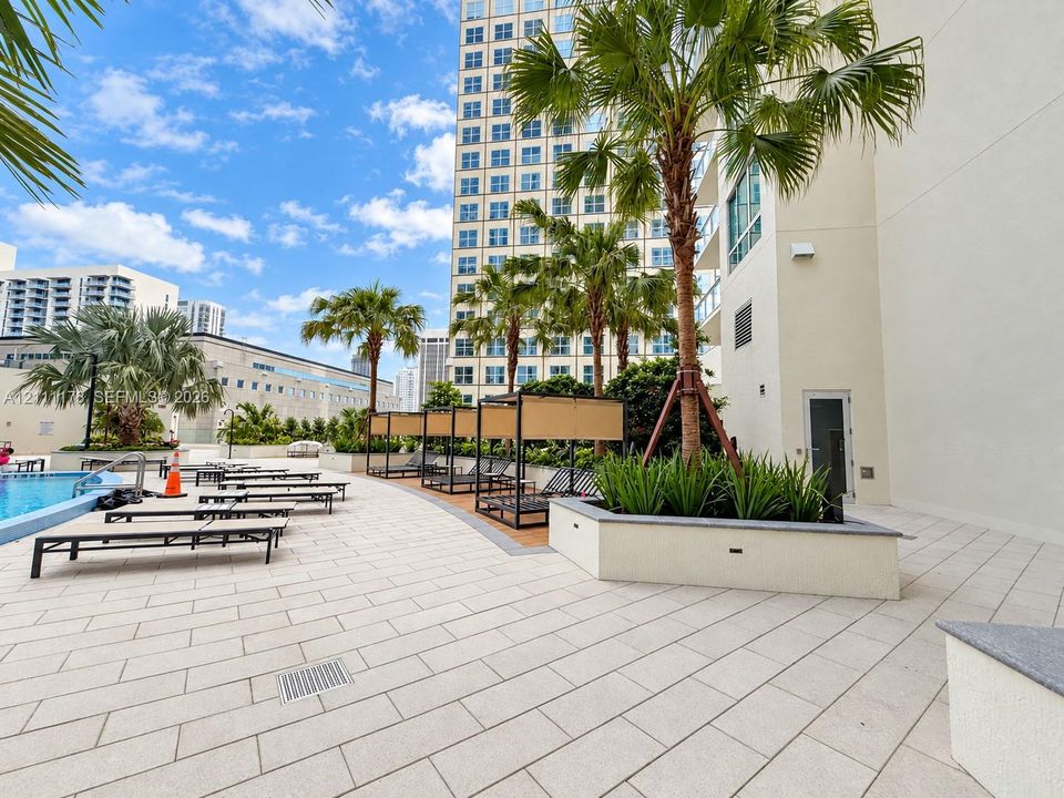 For Sale: $385,000 (1 beds, 1 baths, 733 Square Feet)