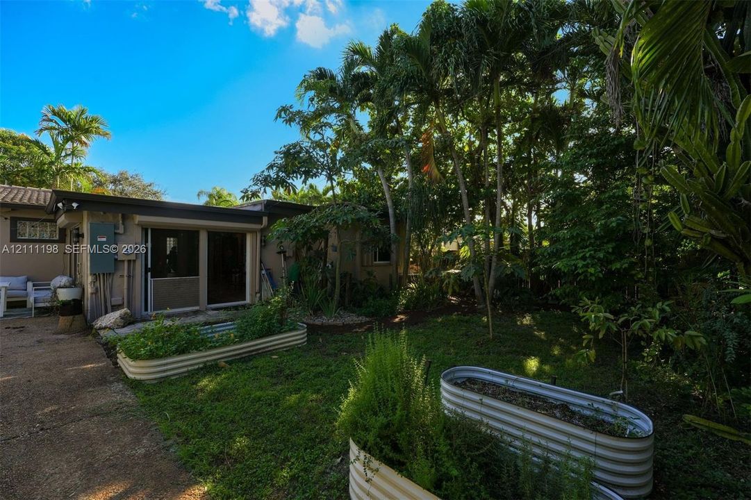 For Sale: $625,000 (3 beds, 2 baths, 1981 Square Feet)