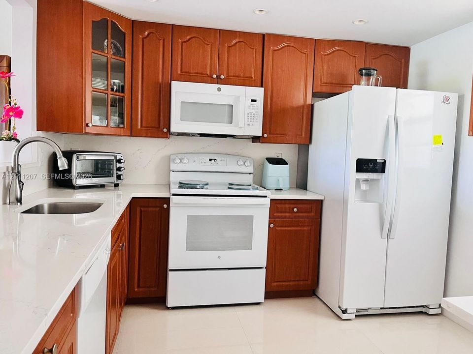 На продажу: $220,000 (2 спален, 2 ванн, 1074 Квадратных фут)