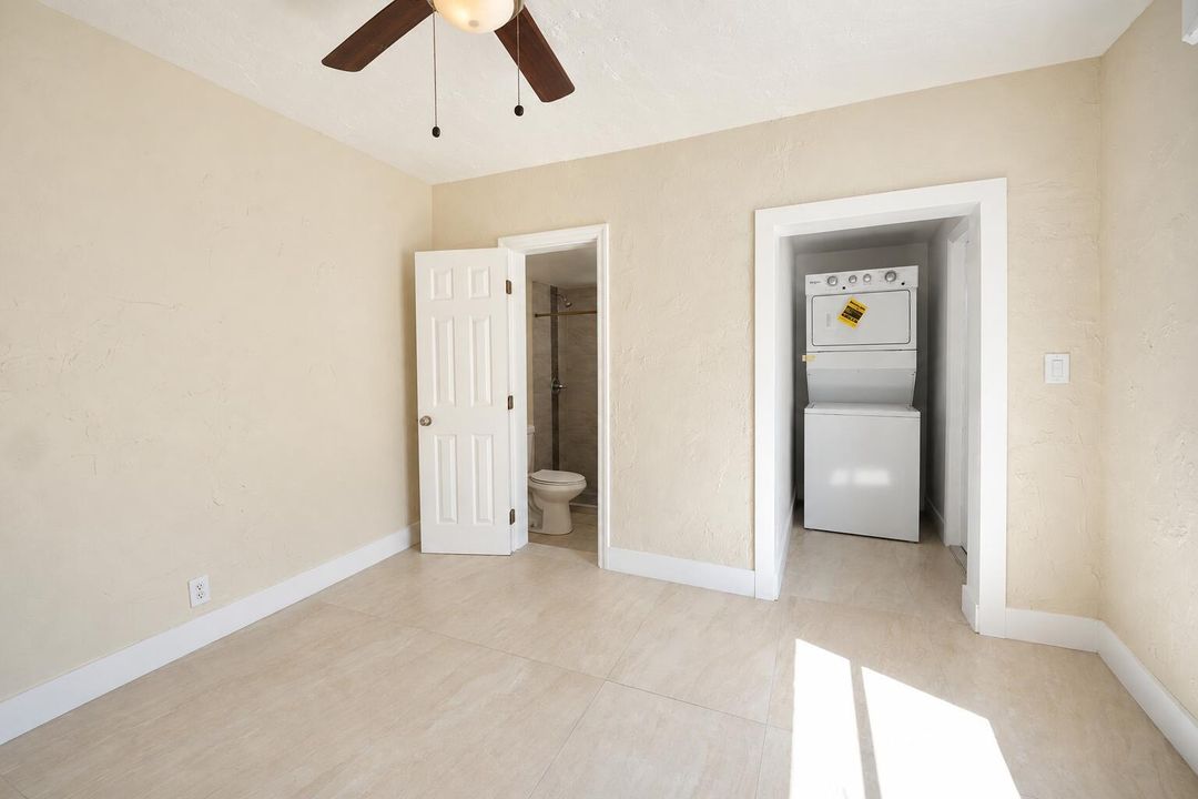 Bright Neutral Room with Bathroom and La