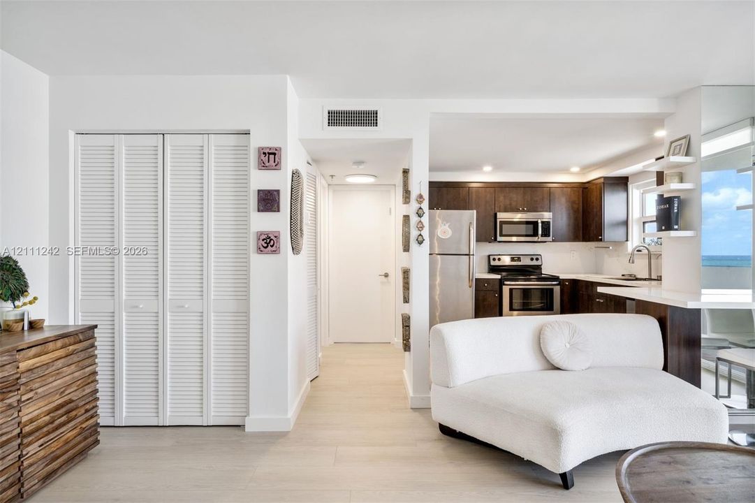 For Rent: $4,000 (1 beds, 1 baths, 641 Square Feet)
