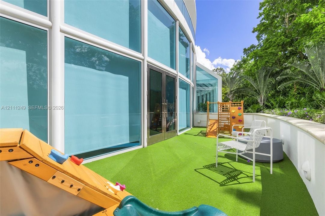 For Sale: $995,000 (2 beds, 2 baths, 1210 Square Feet)